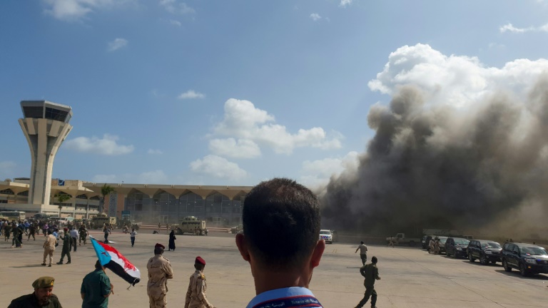 الدخان يتصاعد من مطار عدن في 30 ديسمبر 2020 بعد وقوع انفجارات اثر وصول طائرة تقل أعضاء الحكومة اليمنية الجديدة