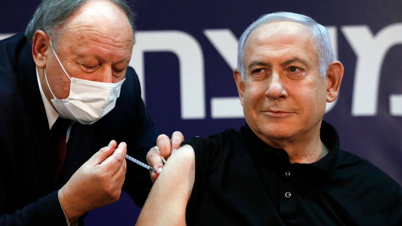 رئيس الوزراء الاسرائيلي بنيامين نتانياهو يتلقى اللقاح ضد فيروس كورونا المستجد في مستشفى شيبا أكبر مستشفيات البلاد في رمات غان في 19 كانون الأول/ديسمبر 2020