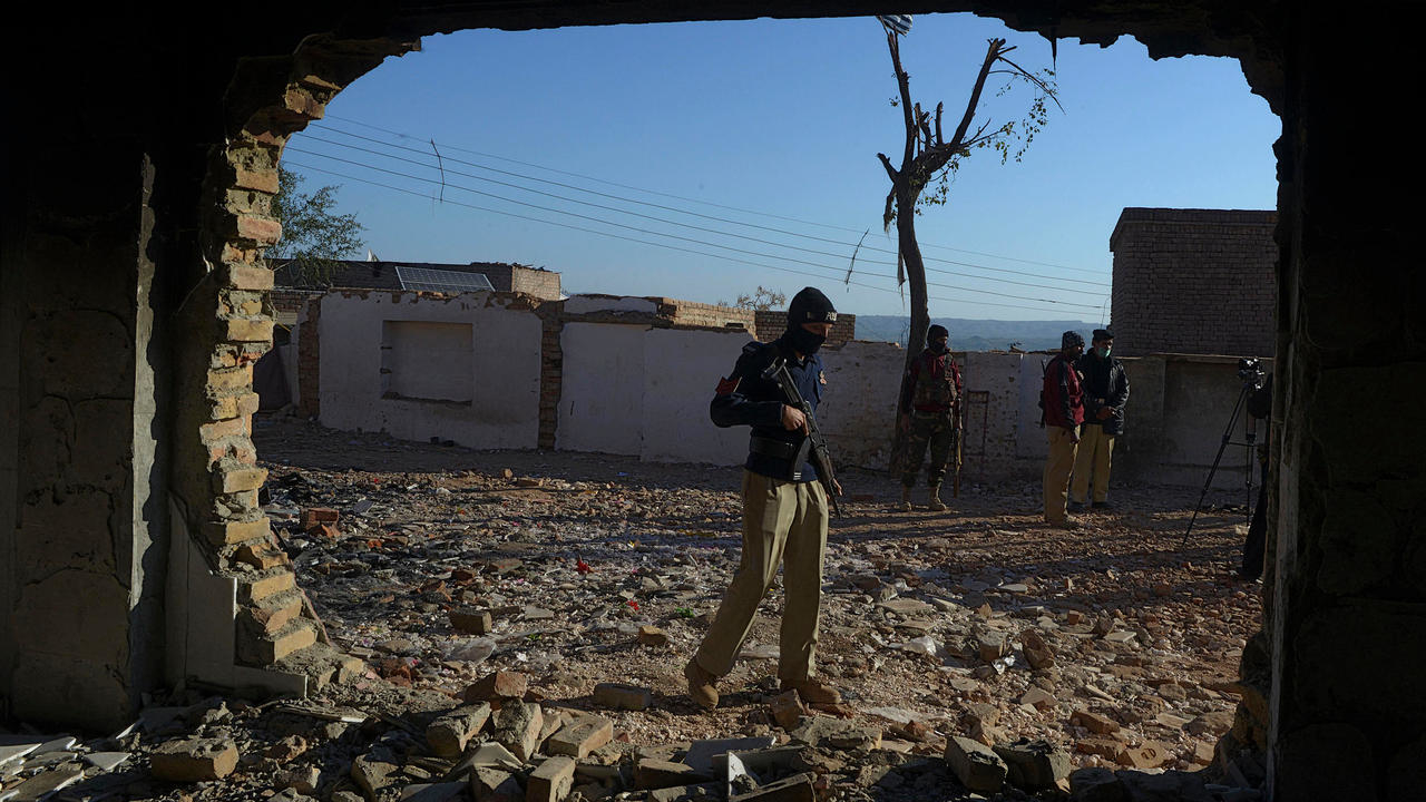 شرطي يقف أمام معبد هندوسي أحرقه حشد غاضب قبل يوم في قرية كرك على بعد 160 كلم جنوب شرق بيشاور، في 31 كانون الأول/ديسمبر 2020
