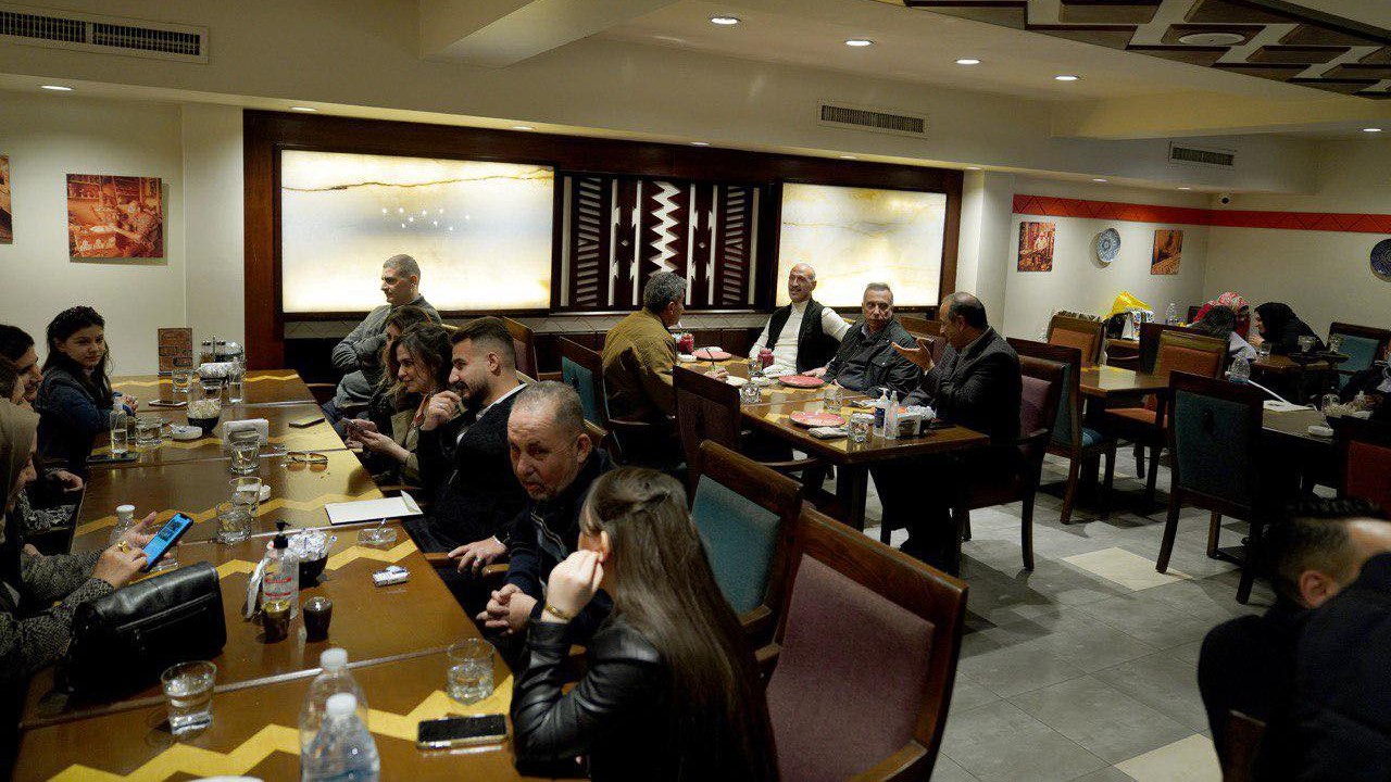رئيس الوزراء العراقي مصطفى الكاظمي في أحد مقاهي بغداد الاثنين