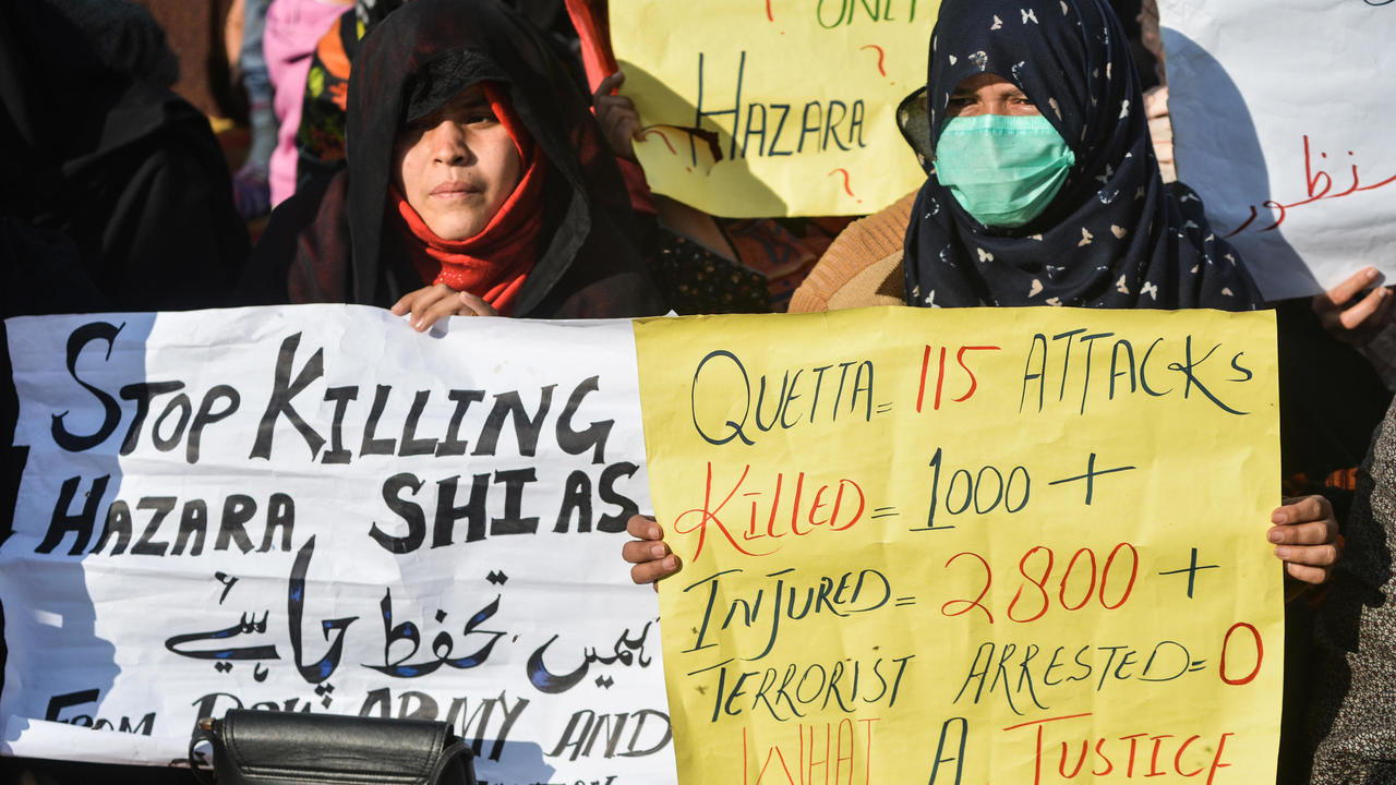 محتجون شيعة قرب كويتو يحملون لافتات ترفض الاعتداءات التي تتعرض لها اقلية الهزارة في باكستان في السادس من كانون الثاني/يناير 2021
