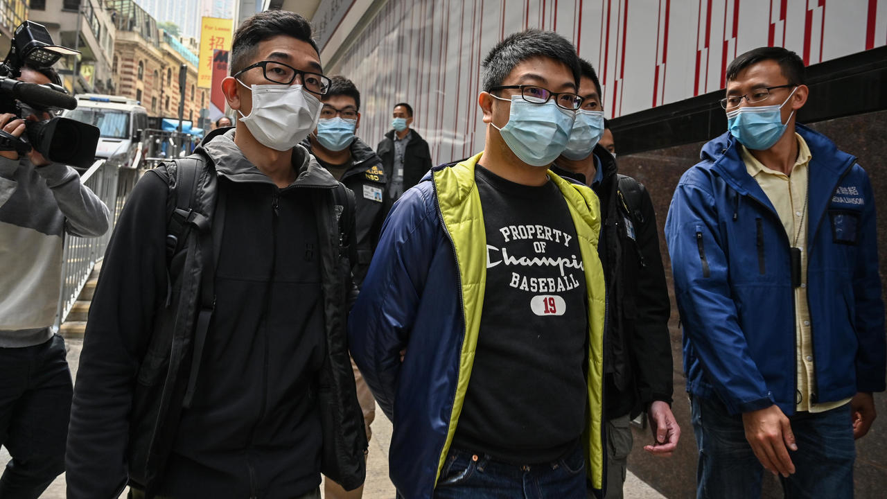 الناشط من أجل الديموقراطية بين تشونغ (وسط) بعدما أوقفته الشرطة في وسط المستعمرة البريطانية السابقة مع 50 شخصية أخرى من المعارضة في 6 كانون الثاني/يناير 2021