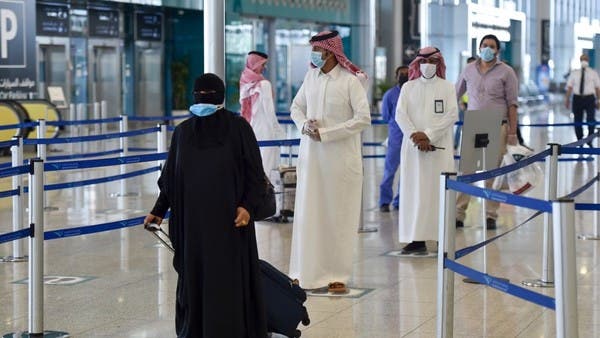 مسافرون سعوديون في مطار الملك فهد الدولي