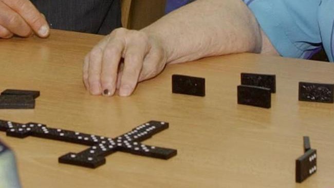 تغريم 12 شخصا بسبب لعب الدومينو في غرفة مظلمة شرقي لندن