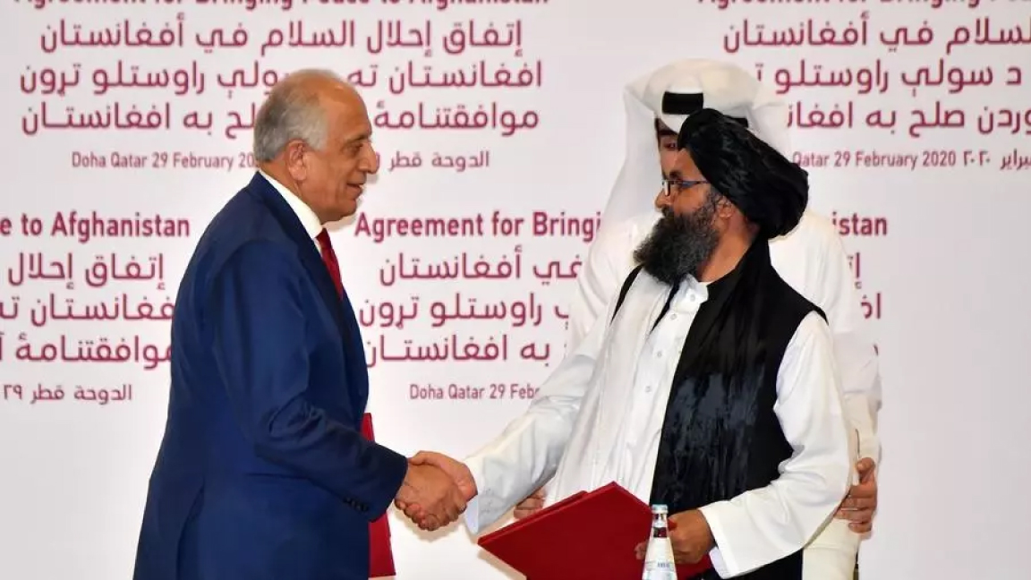 مفاوضان من الحكومة الافغانية وحركة طالبان في الدوحة في 29 فبراير الماضي