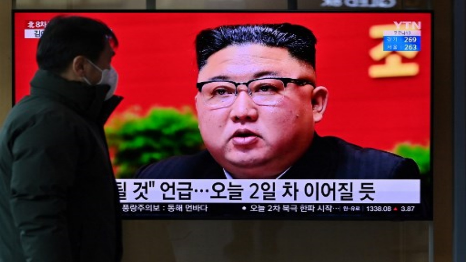 رجل يشاهد شاشة تلفزيونية تعرض لقطات إخبارية للزعيم الكوري الشمالي كيم جونغ أون أثناء حضوره المؤتمر الثامن لحزب العمال الحاكم الذي عقد في بيونغ يانغ ، في محطة سكة حديد في سيول في 6 يناير 2021.