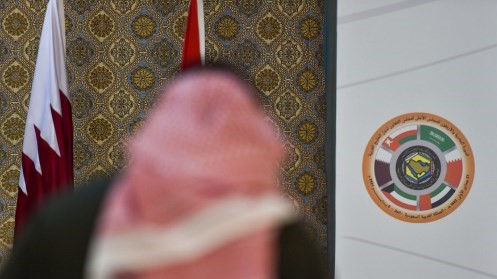 العلم القطري بين أعلام دول مجلس التعاون الخليجي في العلا السعودية الثلاثاء 