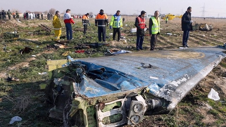 حطام الطائرة الأوكرانية التي أسقطتها إيران في 8 يناير الماضي