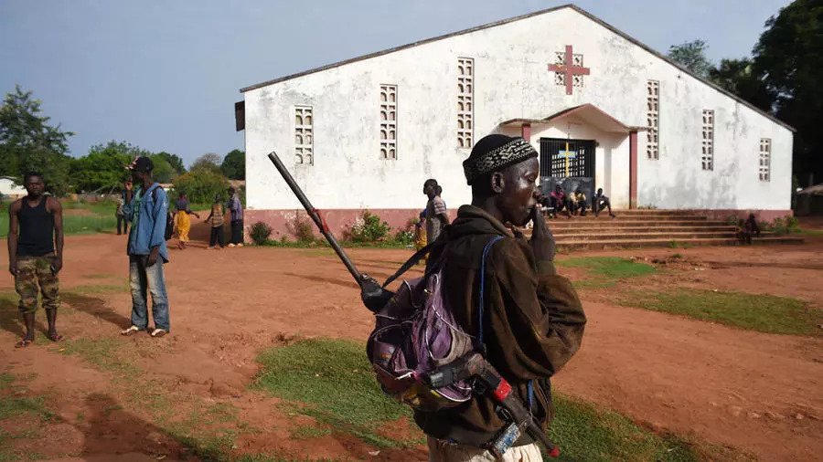 دورية للقوات الحكومية في أفريقيا الوسطى أمام كنيسة