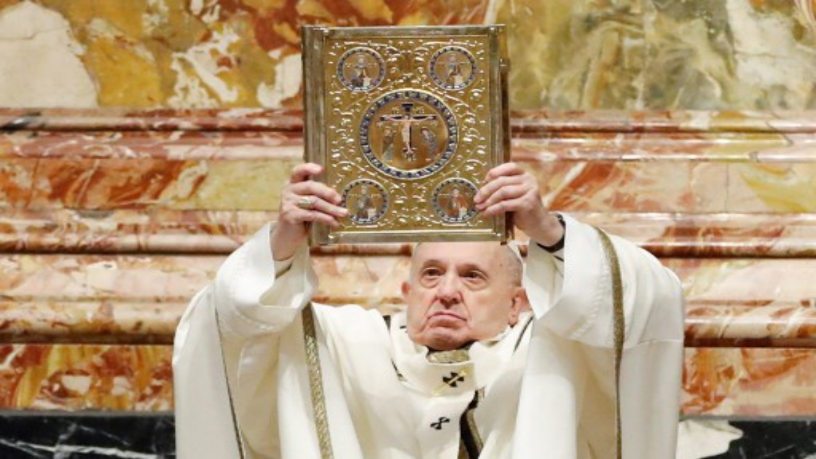 يحمل البابا فرانسيس كتاب الصلوات المقدس أثناء احتفاله بالقداس بمناسبة عيد الغطاس في 6 يناير 2021 في كاتدرائية القديس بطرس بالفاتيكان.