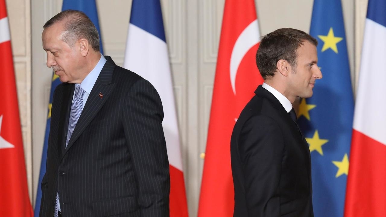 الرئيسان التركي رجب طيب إردوغان والفرنسي إيمانويل ماكرون خلال مؤتمر صحافي مشترك في الاليزيه بباريس، 5 كانون الثاني/يناير 2018