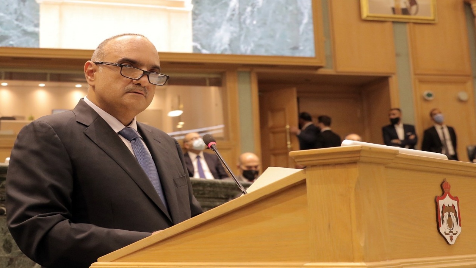 رئيس الوزراء الأردني ملقيا بيانه الوزاري امام مجلس النواب (بترا)