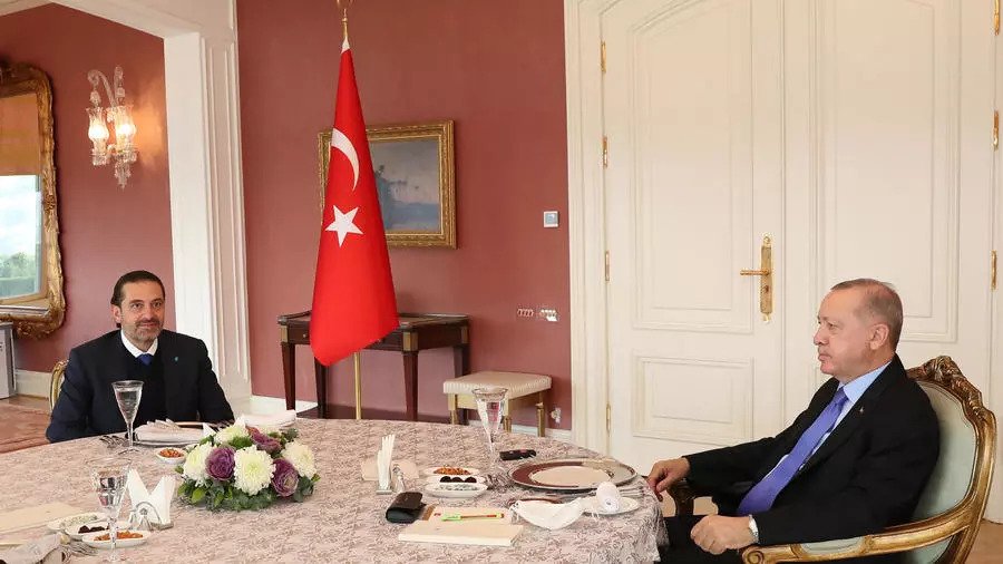 الرئيس التركي رجب طيب إردوغان (يمين) مستقبلًا رئيس الوزراء اللبناني المكلّف تشكيل الحكومة سعد الحريري في اسطنبول في 8 يناير 2021