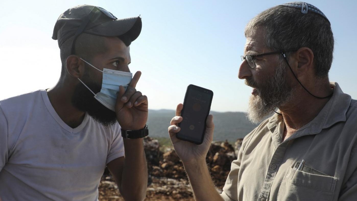 فلسطيني ومستوطن إسرائيلي يتجادلان في الضفة الغربية في نوفمبر الماضي