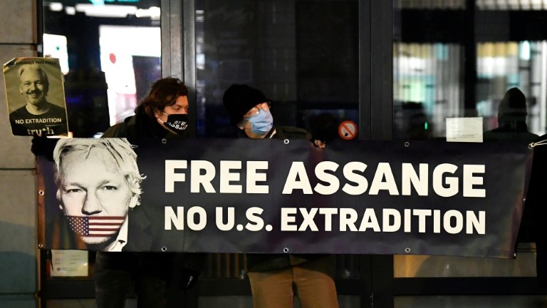 متظاهرون يرفعون لافتة داعمة لجوليان اسانج ورافضة لتسليمه للولايات المتحدة، أمام السفارة البريطانية في بروكسل في 7 ديسمبر 2020