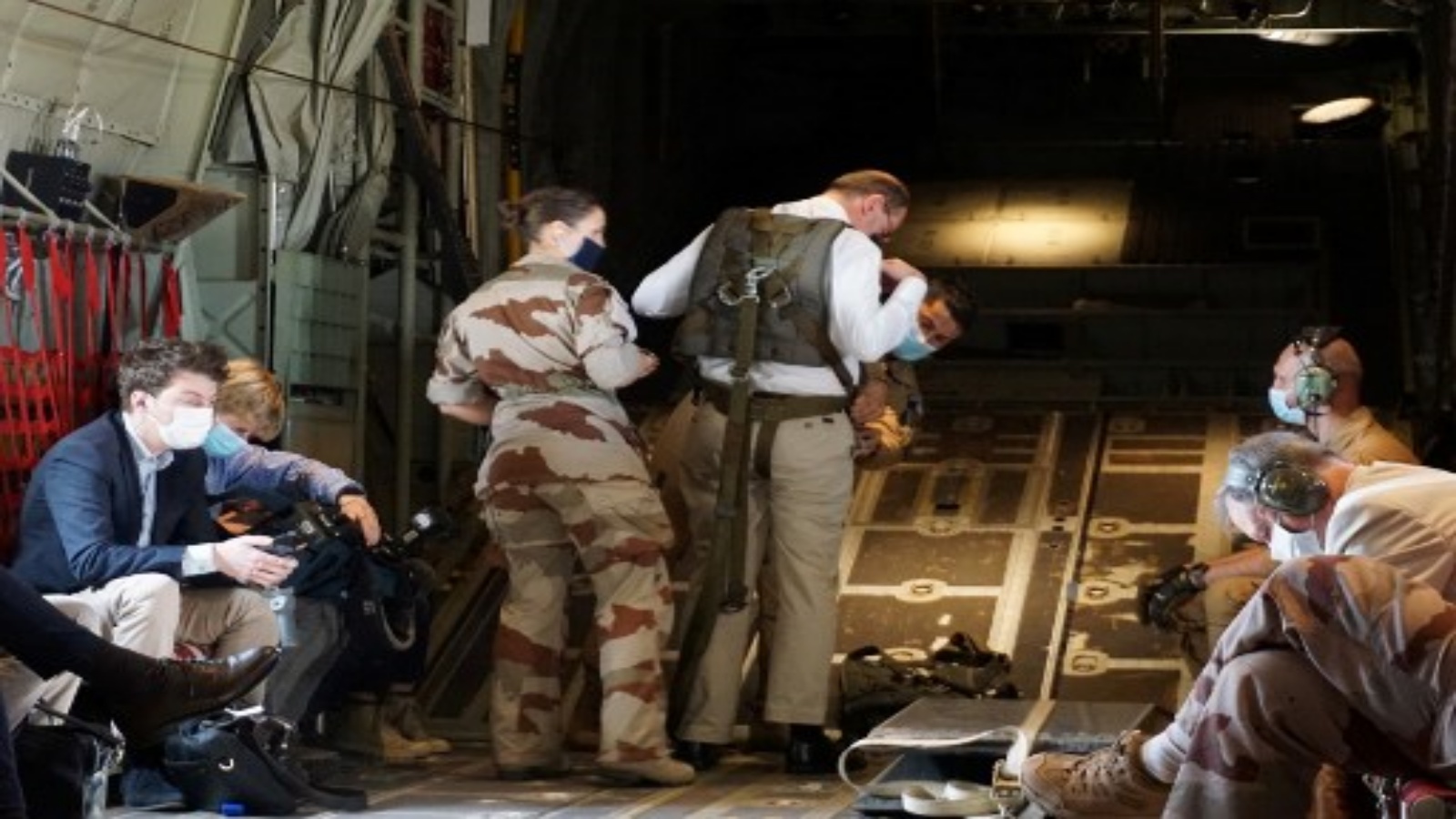 رئيس الوزراء الفرنسي جان كاستكس (واقفًا يرتدي قميصًا أبيض) تم تجهيزه من قبل جنود فرنسيين قبل رحلة جوية باتجاه فايا لارجو ، تشاد ، في 31 ديسمبر 2020 ، بعد قضاء ليلة رأس السنة مع القوات الفرنسية التي تخدم في مكافحة الإرهاب 