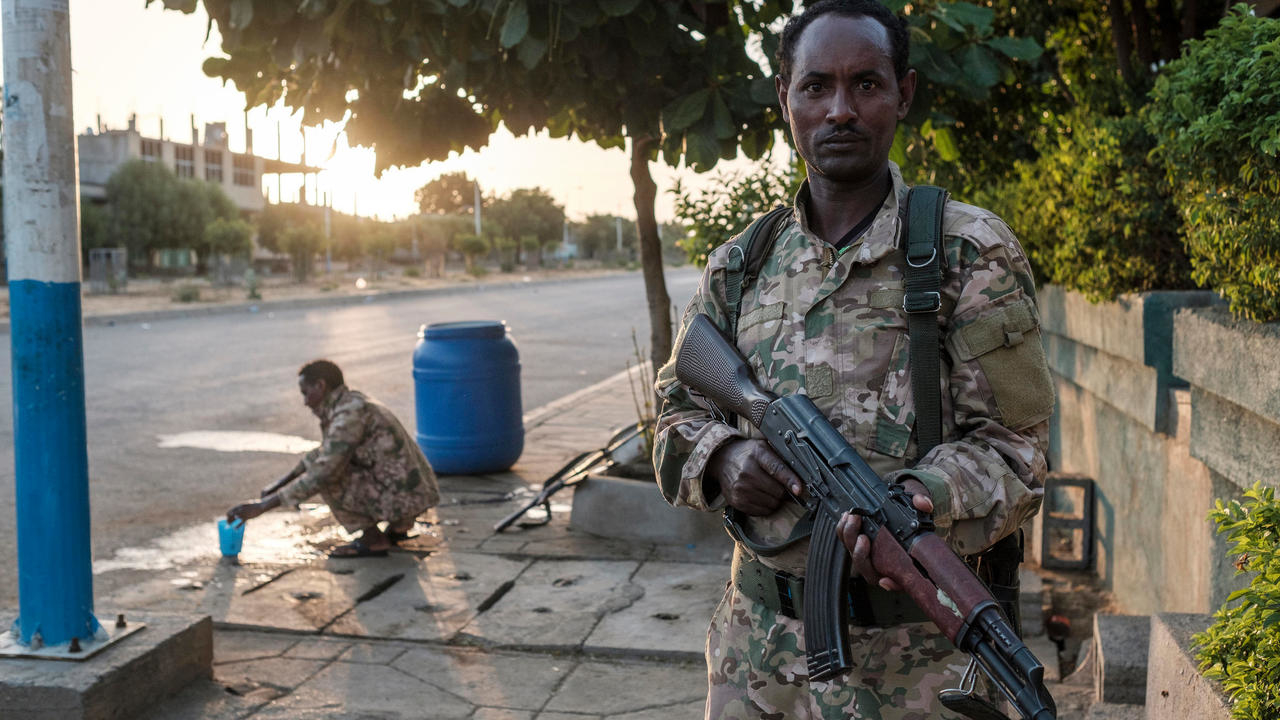 مقاتلان من قوات أمهرة الخاصة في حميرة في إثيوبيا في 22 تشرين الثاني/نوفمبر 2020