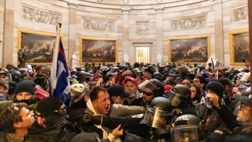 انصار ترمب في مواجهة الشرطة خلال اقتحامهم لمبنى الكونغرس في واشنطن الاربعاء