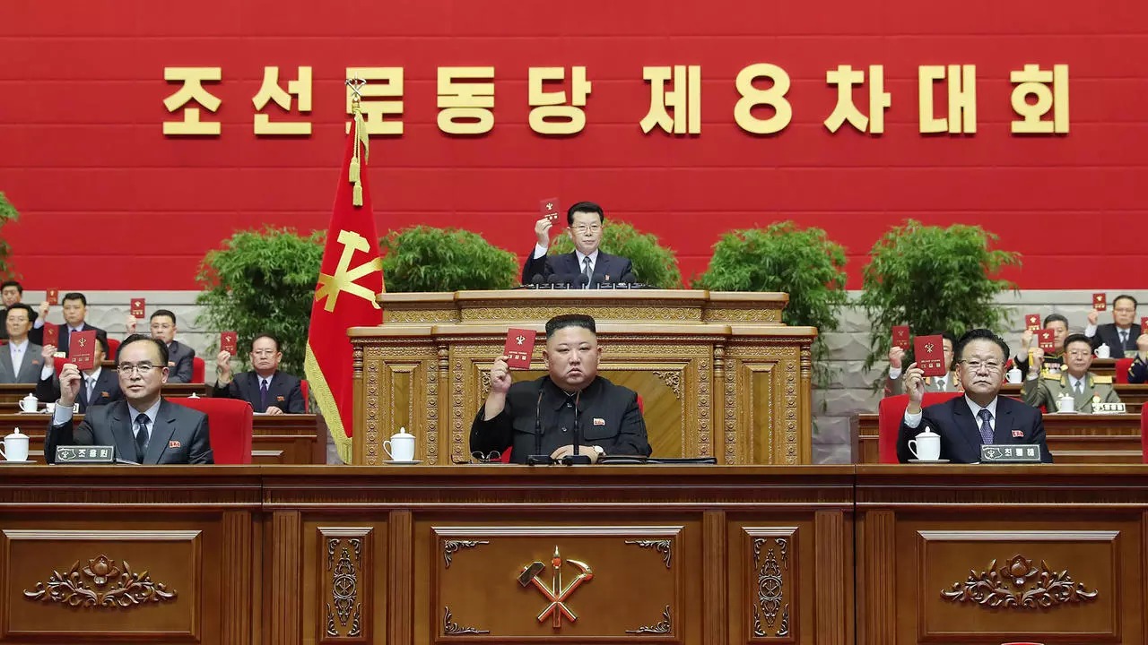 الزعيم الكوري الشمالي كيم جونغ أون ومسؤولون آخرون في اليوم الأخير من مؤتمر حزب العمال ي بيونغ يانغ في 13 يناير 2021 