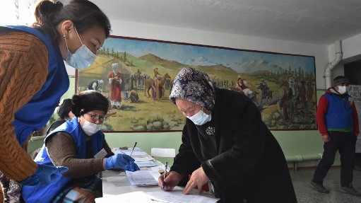 قرغيزية تدلي بصوتها في الاتنتخابات الرئاسية الأحد