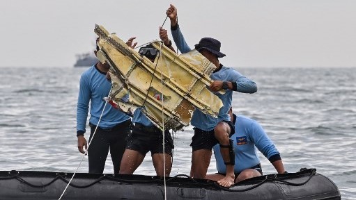 خفر السواحل الإندونسية يعثرون على حطام من الطائرة المفقودة قرب جزيرة لانكانغ الأحد
