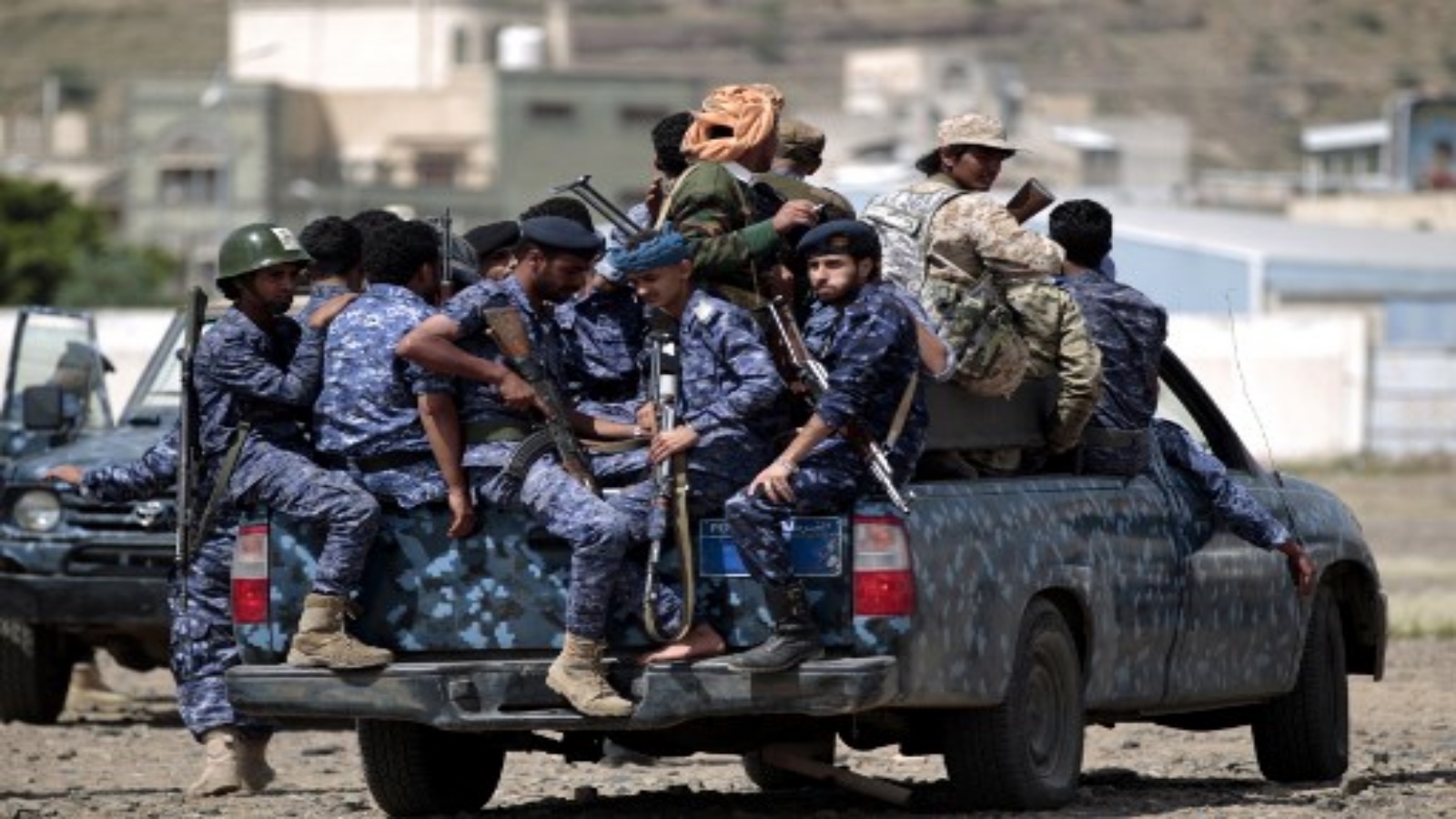 قوات الشرطة اليمنية الحوثية الشيعية تجلس في مؤخرة مركبة عسكرية في العاصمة صنعاء أثناء احتجاج عام 2019