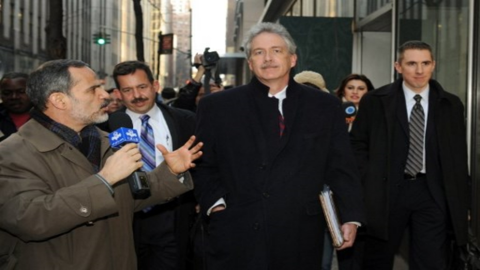 صورة التقطت في 16 يناير 2010 الدبلوماسي الأمريكي ويليامز بيرنز (وسط الصورة) وهو يغادر اجتماع 