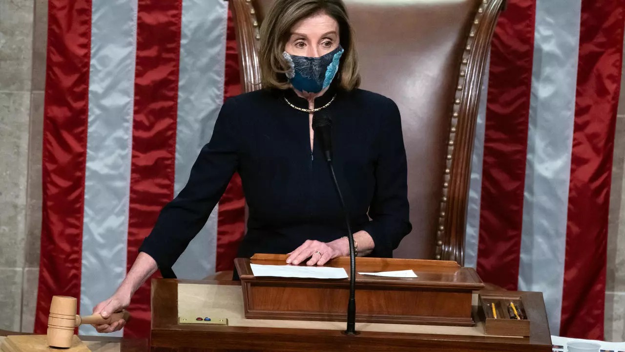 رئيسة مجلس النواب نانسي بيلوسي تعلن بمطرقتها إقرار اللائحة الاتهامية ضدّ الرئيس دونالد ترامب في 13 يناير