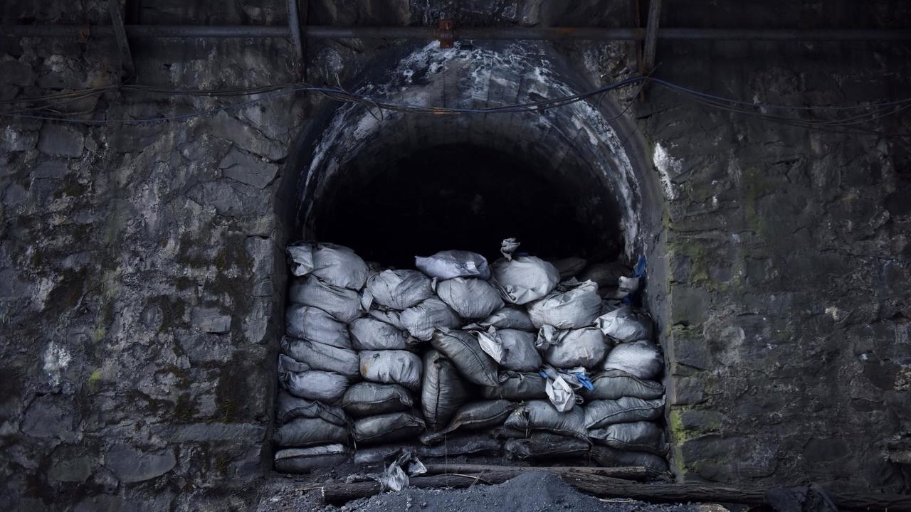 أكياس من الفحم مكدسة في منجم موشنغجيان المغلق في غرب بكين في 18 كانون الأول/ديسمبر 2019