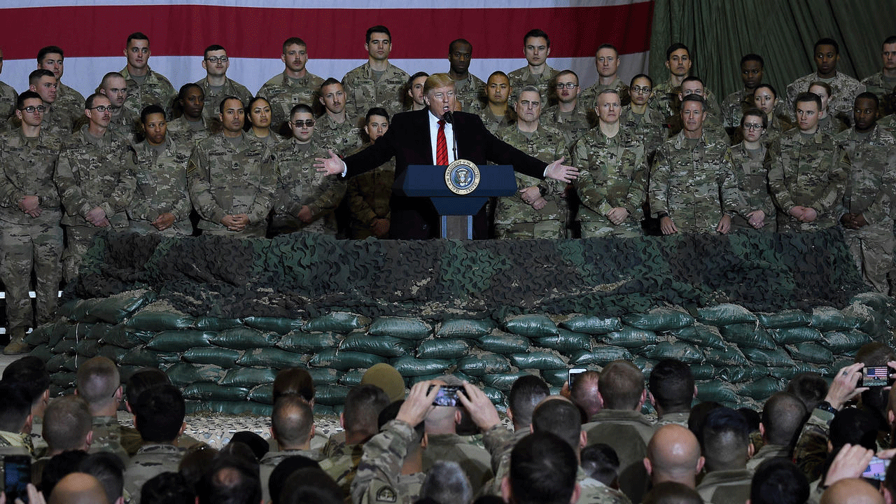 الرئيس الأميركي دونالد أثناء إلقاء خطاب أمام عسكريين أميركيين خلال زيارته لقاعدة باغرام في أفغانستان بتاريخ 28 تشرين الثاني/نوفمبر 2019