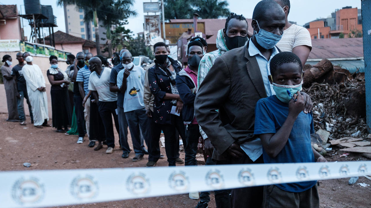 ناخبون اوغنديون ينتظرون للادلاء باصواتهم في الانتخابات الرئاسية في كمبالا في 14 كانون الثاني/يناير 2021