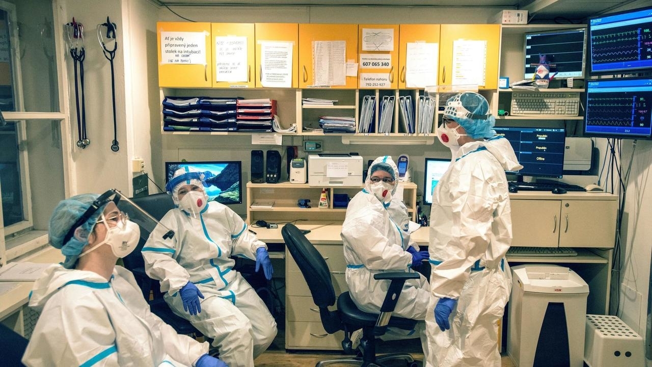 طلاب طب في وحدة للعناية المركزة في مستشفى جامعي بالعاصمة التشيكية براغ في 7 كانون الثاني/يناير 2021