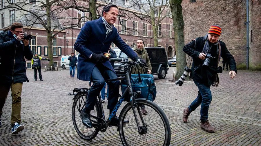  رئيس الوزراء الهولندي مارك روتي يصل إلى اجتماع وزاري على دراجته الهوائية