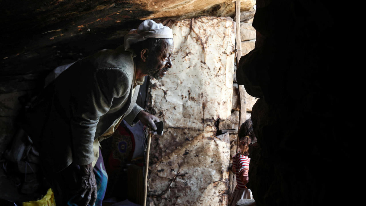 يمني يعيش في كهف مع عائلته في جنوب غرب اليمن هربا من الحرب في 2 كانون الاول/ديسمبر 2020