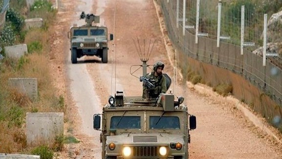 صورة من الأرشيف لدورية إسرائيلية أمام الشريط الشائك على الحدود مع لبنان