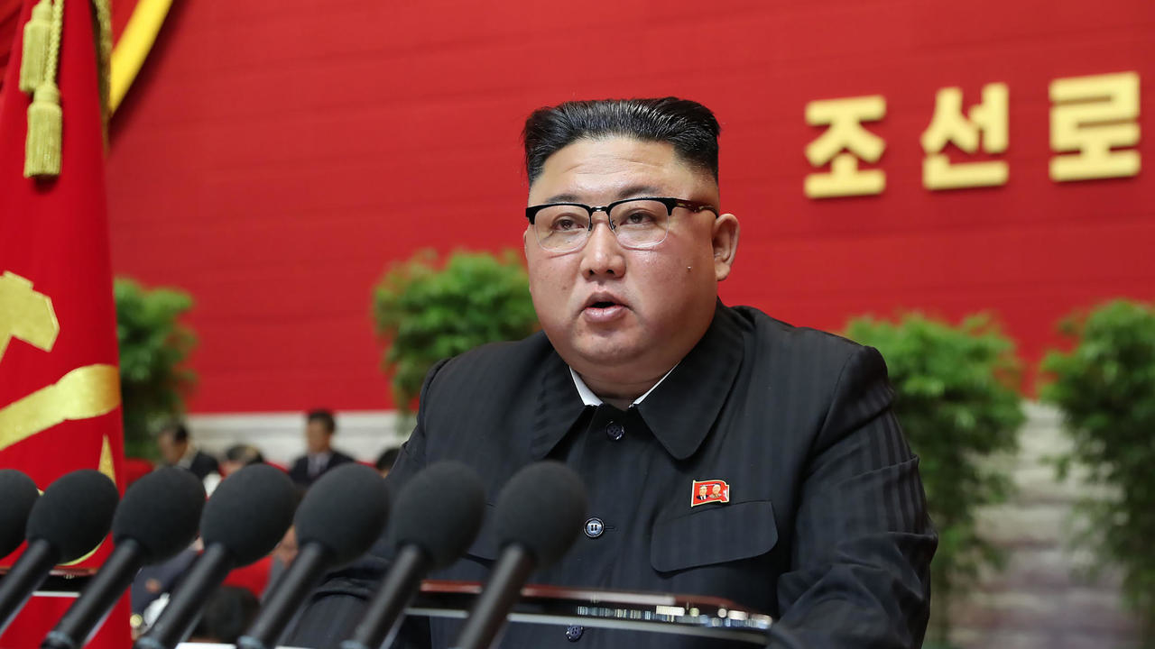 الزعيم الكوري الشمالي كيم جونغ-أون متحدثا أمام مؤتمر للحزب الحاكم