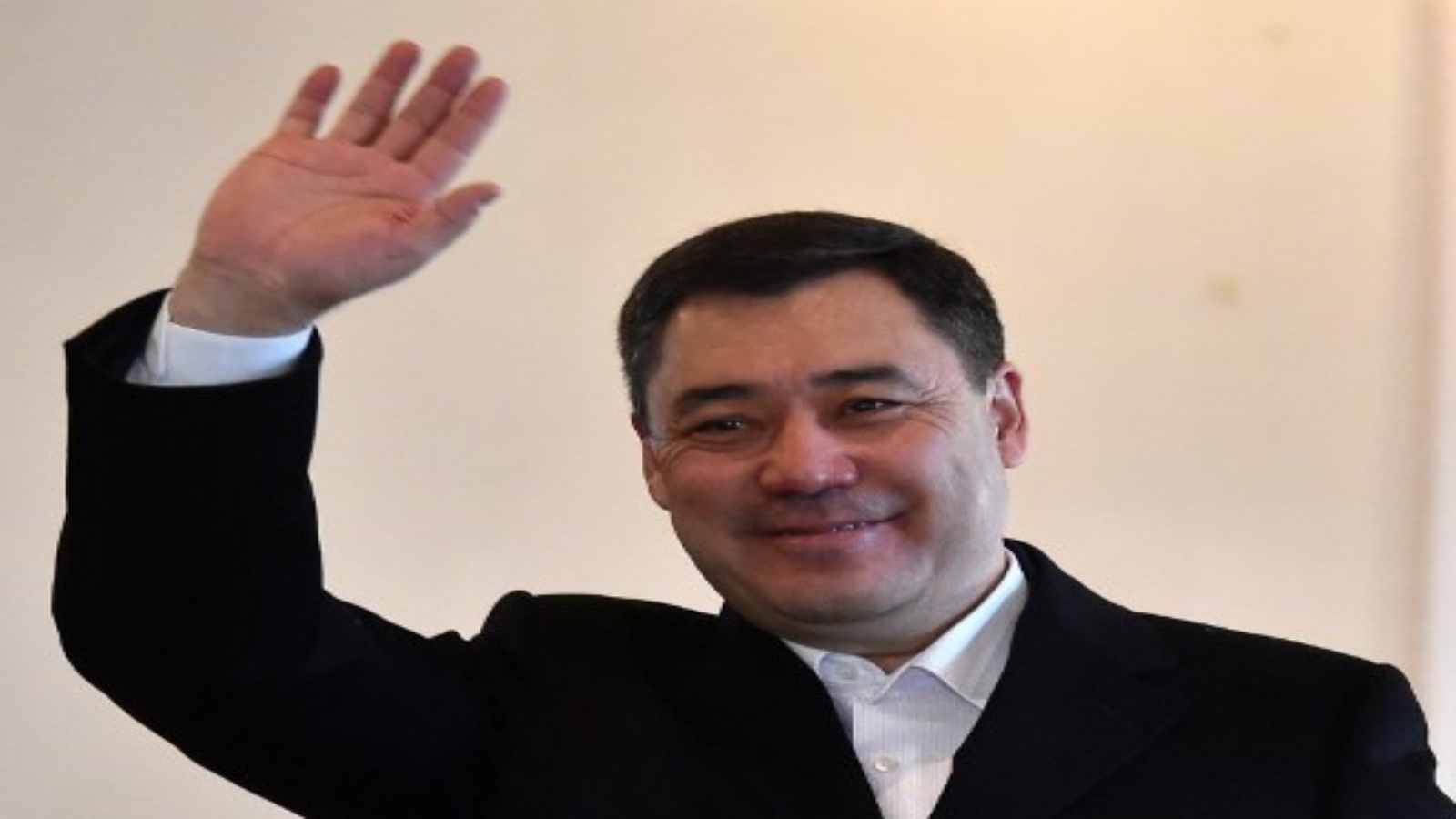 المرشح الرئاسي القرغيزي صدر جاباروف وهو يدلي بصوته خلال الانتخابات الرئاسية في قيرغيزستان والاستفتاء على نظام الحكومة في بيشكيك في 10 يناير 2021.