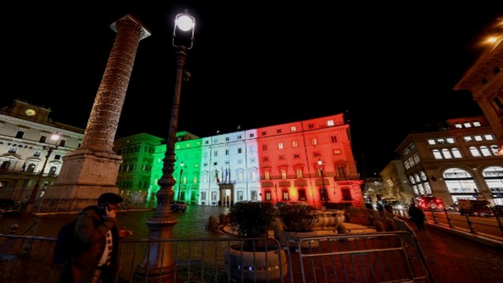 صورة تم التقاطها في 12 يناير 2021 في روما أن قصر شيغي ، مقر الحكومة الإيطالية ، مضاء بألوان العلم الإيطالي حيث من المتوقع أن تناقش الحكومة الإيطالية في وقت لاحق حزمة إنفاق للتعافي من فيروس كورونا بقيمة 220 مليار يورو.
