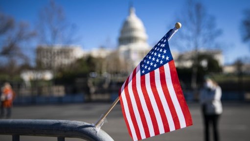 العلم الأميركي وفي الخلفية البيت الأبيض في صورة ملتقطة في 9 يناير الجاري