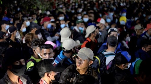 آلاف المهاجرين من هندوراس يجتازون الحدود مع غواتيمالا في طريقهم سيرًا إلى الولايات المتحدة