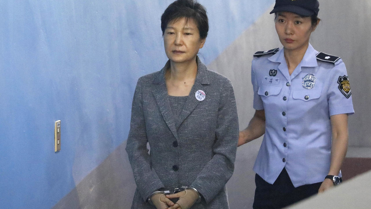 الرئيسة الكورية الجنوبية السابقة بارك غوين-هيه لدى وصولها مكبلة إلى المحكمة في سيول في 25 آب/أغسطس 2017 