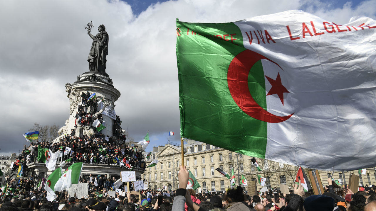 جزائريون يتظاهرون في ساحة الجمهورية بباريس. 10 مارس/آذار 2019