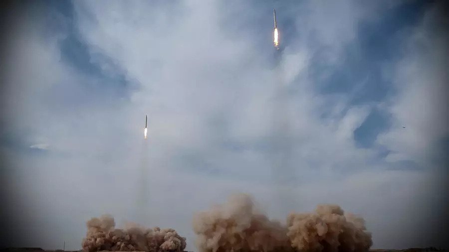 صورة وزعها الحرس الثوري الإيراني السبت تظهر إطلاق صاروخين بالستيين خلال مناورات عسكرية في وسط إيران
