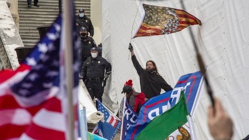 مناصرون لترمب في غزوة مبنى الكابيتول في واشنطن في 6 يناير الجاري