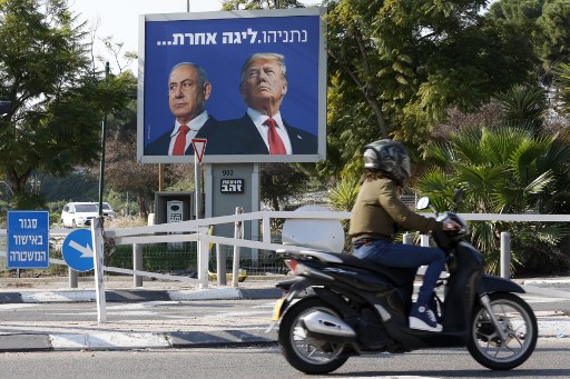 لوحة إعلانية تصور رئيس الوزراء الإسرائيلي بنيامين نتنياهو (إلى اليسار) والرئيس الأمريكي دونالد ترامب جنبًا إلى جنب مع شعار بالعبرية كتب عليه 