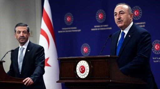 وزير خارجية تركيا مولود تشاوش أوغلو في مؤتمر صحافي مشترك مع وزير خارجية جمهورية شمال قبرص التركية تحسين ارطغرل اوغلو في أنقرة.الإثنين