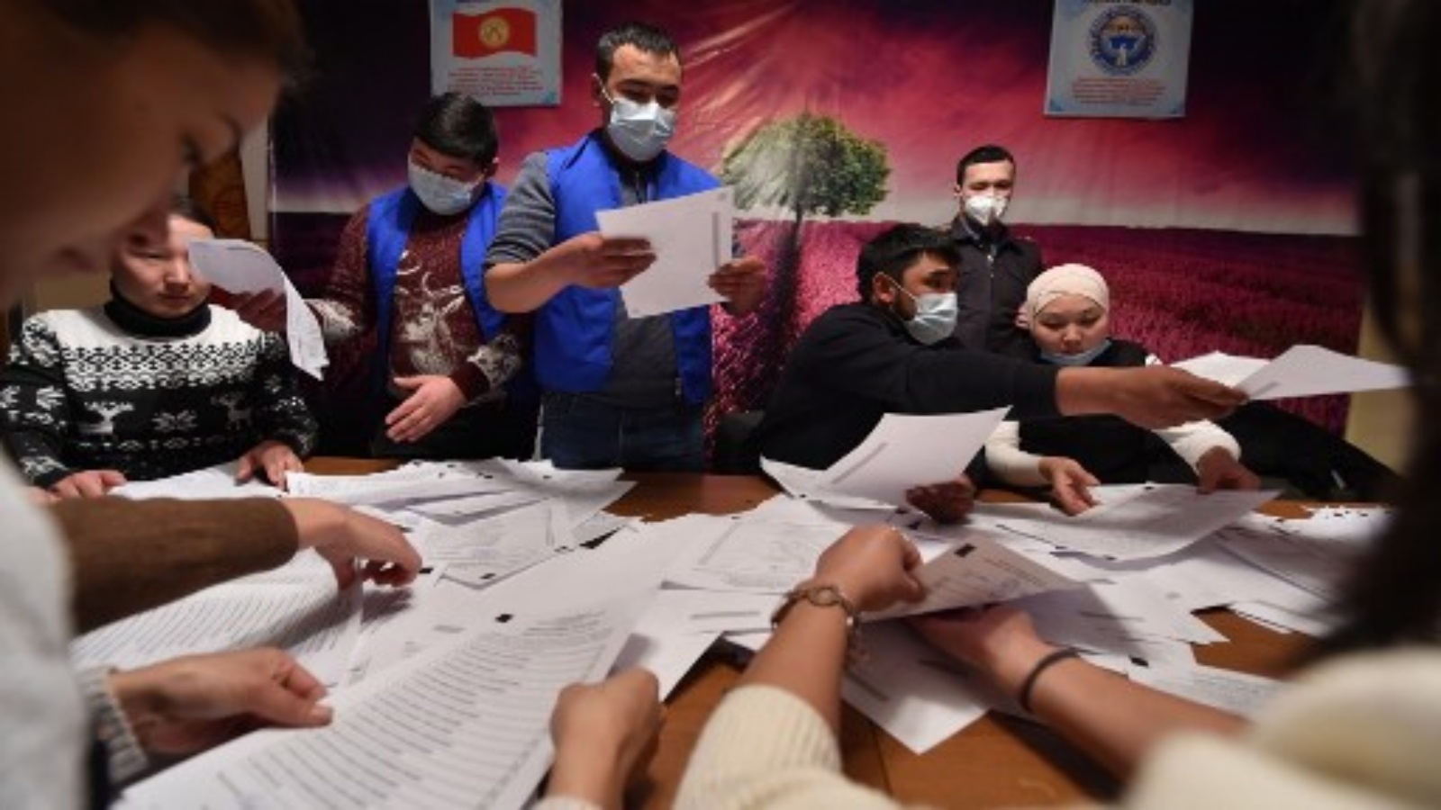 أعضاء لجنة انتخابية محلية يفرزون الأصوات في الانتخابات الرئاسية القرغيزية والاستفتاء على نظام الحكم في قرية أراشان خارج بيشكيك في 10 يناير 2021