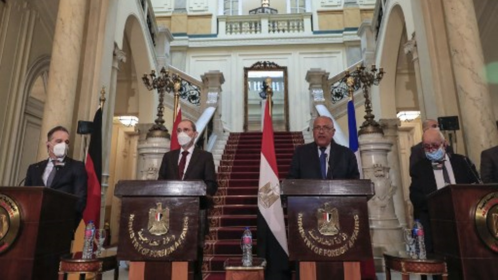 وزراء خارجية ألمانيا (من اليسار إلى اليمين) هيكو ماس والأردن أيمن الصفدي ومصر سامح شكري وفرنسا جان إيف لودريان مؤتمرا صحفيا مشتركا بعد اجتماع لمناقشة عملية السلام في الشرق الأوسط بالعاصمة المصرية القاهرة ، في 11 يناير 2021