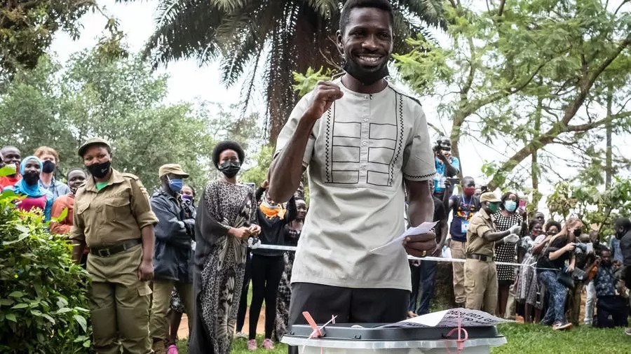 مرشح المعارضة في أوغندا بوبي واين بعد الإدلاء بصوته في أوغندا الخميس