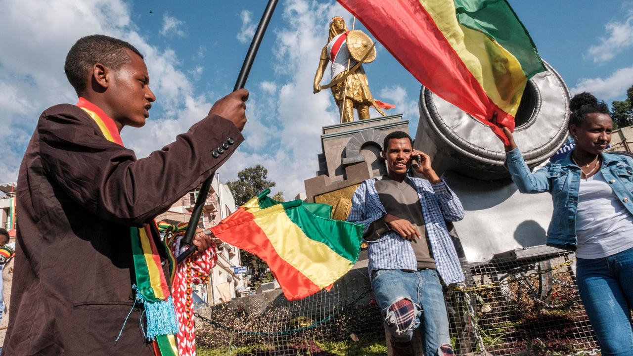 رجل يبيع أعلاماً اثيوبية في غودندار بشمال اثيوبيا في 17 كانون الثاني/يناير 2021